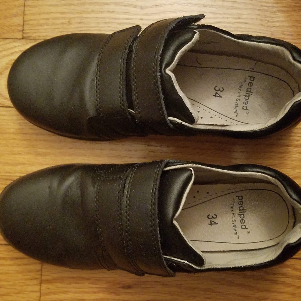 Black, like new pediped shoes Size 34 (little boy)